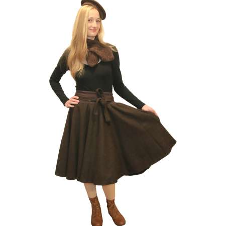 tina in braunem Winterrock